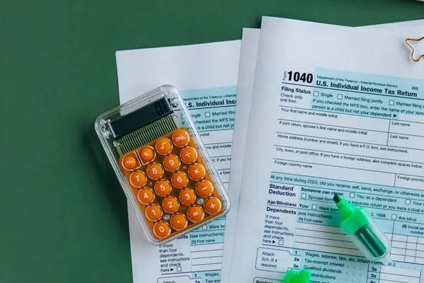 Una calculadora sobre formularios de la declaración de la renta